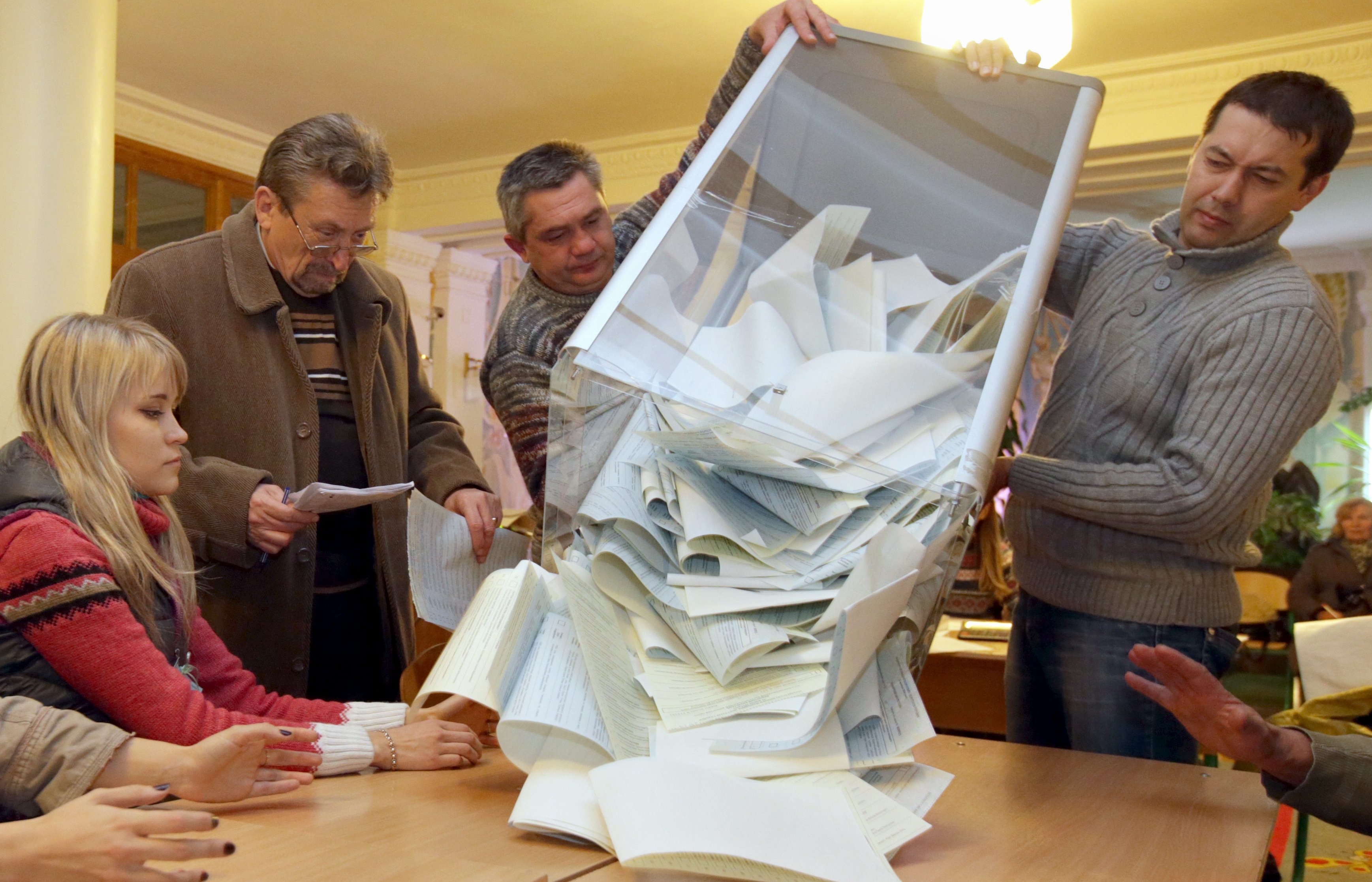 Выборы в верховную раду. Выборы фото. Нарушения на выборах. Животные на выборах. Фотозона на выборы.