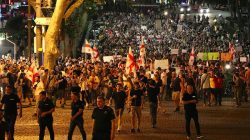 Gürcistan’da protestocular istifa istiyor