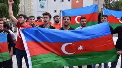 Azerbaycanlı öğrencilerden Ermeni heyete tepki