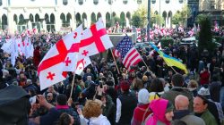 Gürcistan’da binlerce gösterici parlamento binasını kuşattı