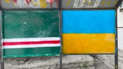 Gürcistan’da otobüs durağına Çeçenya ve Ukrayna bayrakları boyanması tartışmalara neden oldu