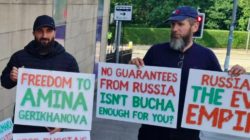 İskoçya’da Romanya Konsolosluğu önünde Çeçen mülteciler için protesto gösterisi düzenlendi