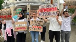 Abhazya’da muhalif gençler Pitsunda’nın Rusya’ya verilmemesi için sokaklara döküldü