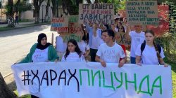 Abhazya’da genç protestocular Rusya’ya karşı Pitsunda’ya sahip çıkıyor