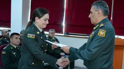 Depremlerin ardından Türkiye’de görev yapan Azerbaycanlı askeri sağlık personeli ödüllendirildi