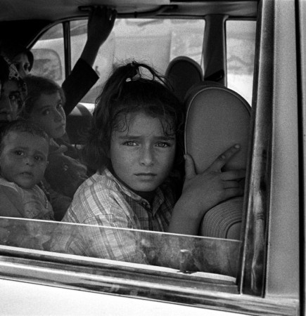 Lebanon, 31 July 2006 During the ceasefire, coming out of southern Lebanon a child looks out her car window, mirroring the horror she's seen for the last 22 days. Liban, 31 juillet 2006 Pendant le cessez le feu, ?vacuant le sud Liban, une enfant regarde par la fenêtre de sa voiture refl?tant les horreurs qu'elle a vu au cours des 22 derniers jours. © Stanley Greene / Noor